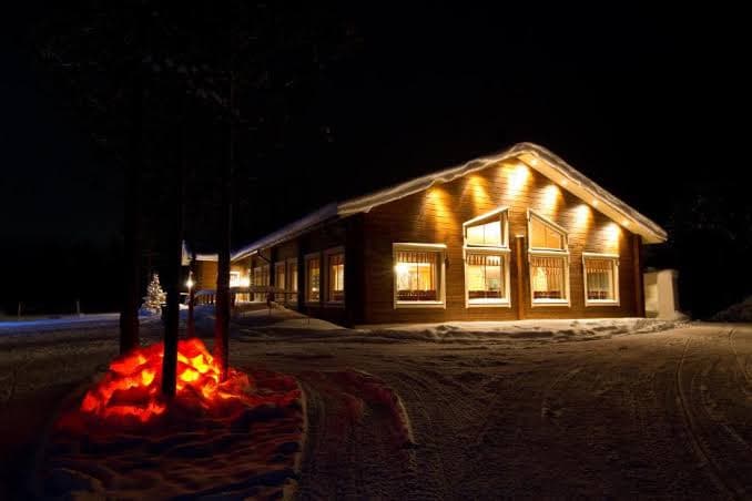 Arctic SnowHotel ja lasi-iglut Rovaniemen lähellä